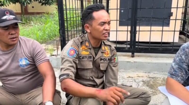 Anggota Satpol PP, Catur saat menceritakan detik-detik ambruknya atap depan kantor DPRD Pesawaran, Jumat 23 Mei 2025 | Ist.