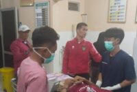 Kapolsek Pulau Panggung AKP Jumbadio saat memeriksa korban di Puskesmas Air Naningan, Jumat 23 Mei 2025, malam | Dok. Humas Polres Tanggamus.