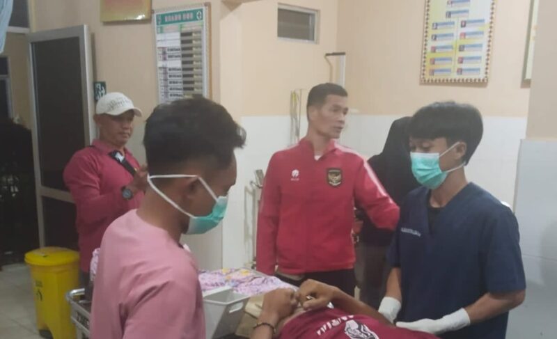 Kapolsek Pulau Panggung AKP Jumbadio saat memeriksa korban di Puskesmas Air Naningan, Jumat 23 Mei 2025, malam | Dok. Humas Polres Tanggamus.