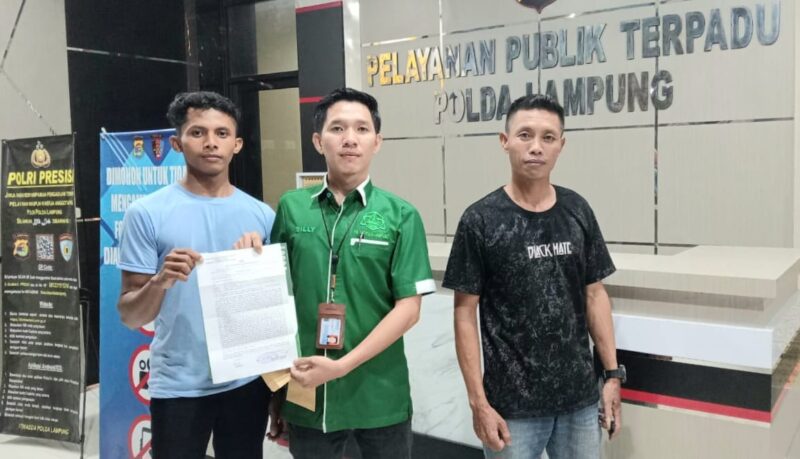 LBH Ansor saat mendampingi Arif Rois usai melapor ke Polda Lampung, Sabtu 24 Mei 2025 | Erwin/Media Prioritastv.com.