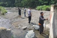Pemeriksaan langsung oleh BPBD Tanggamus dalam pelaksanaan normalisasi sungai Pihabung, Sukabanjar, Kota Agung Timur, Minggu 25 Mei 2025 | Herdi/Media Prioritastv.com.