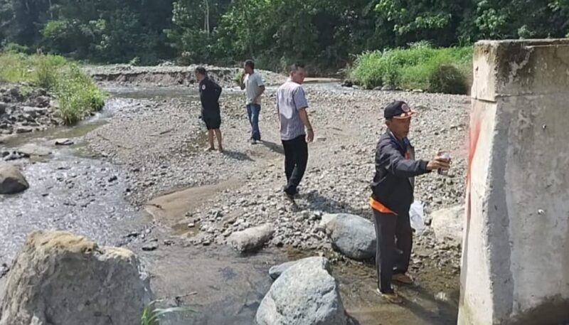 Pemeriksaan langsung oleh BPBD Tanggamus dalam pelaksanaan normalisasi sungai Pihabung, Sukabanjar, Kota Agung Timur, Minggu 25 Mei 2025 | Herdi/Media Prioritastv.com.