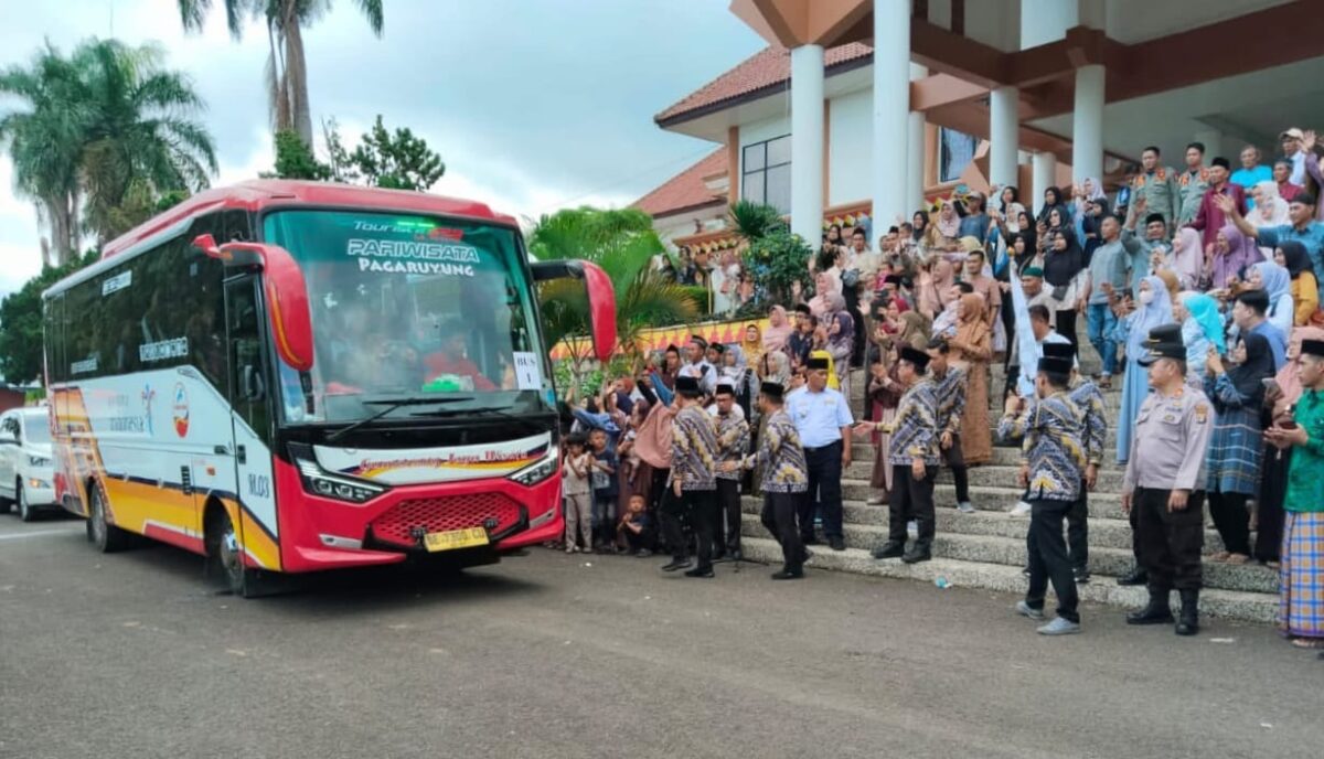 Pelepasan 19 Jamaah Calon Haji Tanggamus Kloter 56 di Jalan Depan Sekretariat Pemkab Tanggamus, Minggu 25 Mei 2025 | Herdi/Media Prioritastv.com.