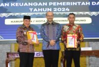 Bupati Tanggamus Moh. Saleh Asnawi didampingi Ketua DPRD Agung Setyo Utomo saat foto bersama Kepala BPK RI Perwakilan Lampung, Senin 26 Mei 2025 | Dok. Humas Pemkab Tanggamus.