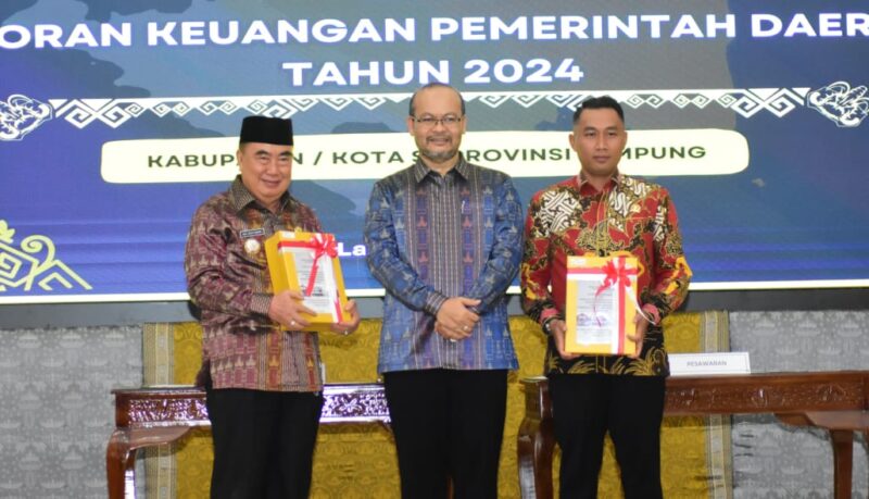 Bupati Tanggamus Moh. Saleh Asnawi didampingi Ketua DPRD Agung Setyo Utomo saat foto bersama Kepala BPK RI Perwakilan Lampung, Senin 26 Mei 2025 | Dok. Humas Pemkab Tanggamus.