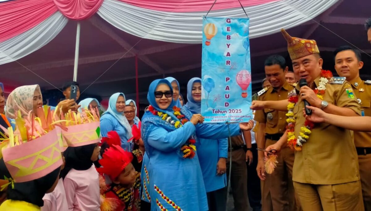 Bunda PAUD Tanggamus Hj. Siti Mahmudah saat melepas balon berisi tulisan Gebyar PAUD sebagai tanda dibukanya kegiatan di Halaman Islamic Center Kota Agung, Senin 27 Mei 2025 | Herdi/Media Prioritastv.com.