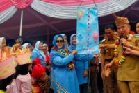 Bunda PAUD Tanggamus Hj. Siti Mahmudah saat melepas balon berisi tulisan Gebyar PAUD sebagai tanda dibukanya kegiatan di Halaman Islamic Center Kota Agung, Senin 27 Mei 2025 | Herdi/Media Prioritastv.com.