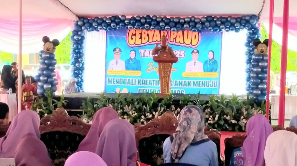 Bupati Tanggamus Moh. Saleh Asnawi saat menyampaikan sambutan dalam Gebyar PAUD Tanggamus 2025 di Halaman Islamic Center, Kota Agung, Senin 26 Mei 2025 | Herdi/Media Prioritastv.com.