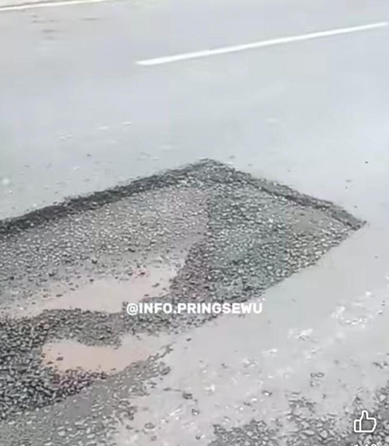 Tangkapan layar pemilik akun Facebook info Pringsewu Lubang galian di jalan lintas barat Gadingrejo, Pringsewu, dibiarkan terbuka tanpa penambalan maupun rambu peringatan, membahayakan pengguna jalan dan telah menyebabkan beberapa kecelakaan. ( Davit/Prioritastv.com)