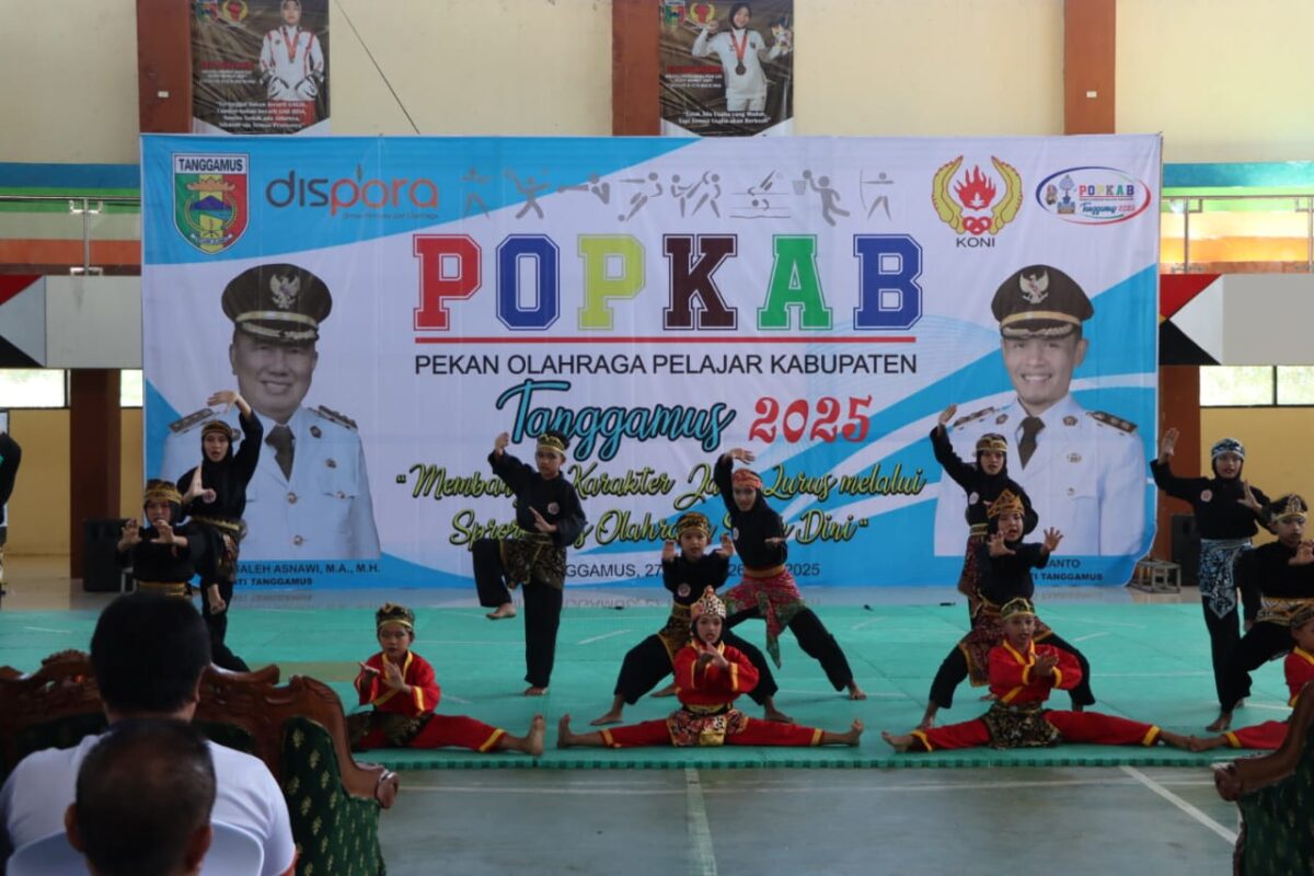 Atraksi Pesilat Muda Tanggamus sebelum pembukaan POPKAB 2025 di GOR Ratu Kota Agung, Tanggamus, Selasa 27 Mei 2025 | Herdi/Media Prioritastv.com.