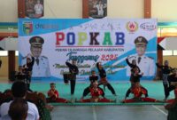 Atraksi Pesilat Muda Tanggamus sebelum pembukaan POPKAB 2025 di GOR Ratu Kota Agung, Tanggamus, Selasa 27 Mei 2025 | Herdi/Media Prioritastv.com.