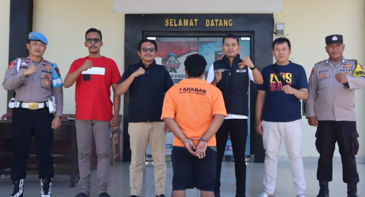 Tersangka Asro usai ditangkap sebelum dijebloskan ke sel tahanan Polsek Pulau Panggung, Selasa 27 Mei 2025 | Asrul Ariski/Media Prioritastv.com.