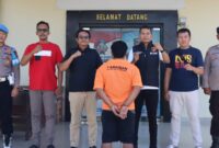 Tersangka Asro usai ditangkap sebelum dijebloskan ke sel tahanan Polsek Pulau Panggung, Selasa 27 Mei 2025 | Asrul Ariski/Media Prioritastv.com.