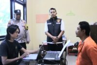 Tersangka Asro saat dimintai keterangan oleh penyidik Polsek Pulau Panggung, Tanggamus, Selasa 27 Mei 2025 | Asrul Ariski/Media Prioritastv.com.