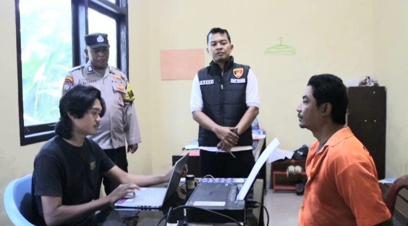 Tersangka Asro saat dimintai keterangan oleh penyidik Polsek Pulau Panggung, Tanggamus, Selasa 27 Mei 2025 | Asrul Ariski/Media Prioritastv.com.