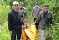 Petugas gabungan saat mengevakuasi jasad korban yang tersisa kepala dan tangan, Selasa 27 Mei 2025 | Ist.
