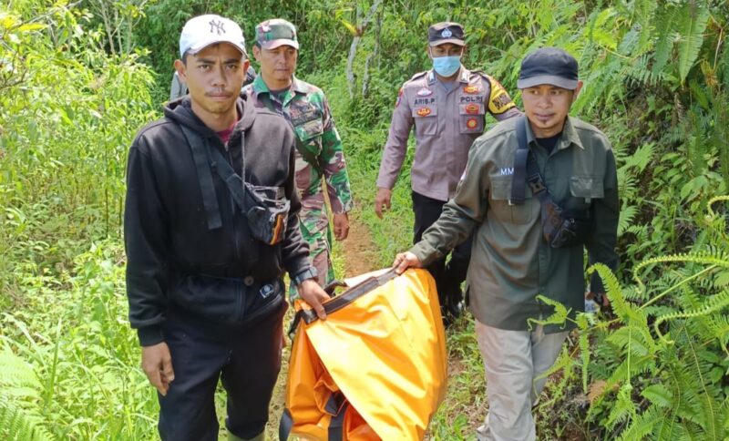 Petugas gabungan saat mengevakuasi jasad korban yang tersisa kepala dan tangan, Selasa 27 Mei 2025 | Ist.