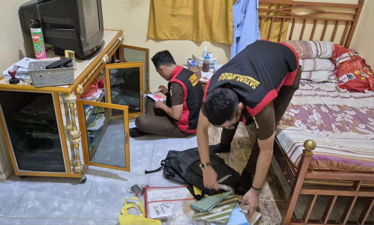Kejari Pringsewu saat menggeledah rumah pribadi Khotmanudin, Kepala Pekon Rejosari, Selasa 27 Mei 2025 | Dok. Kejari Pringsewu.