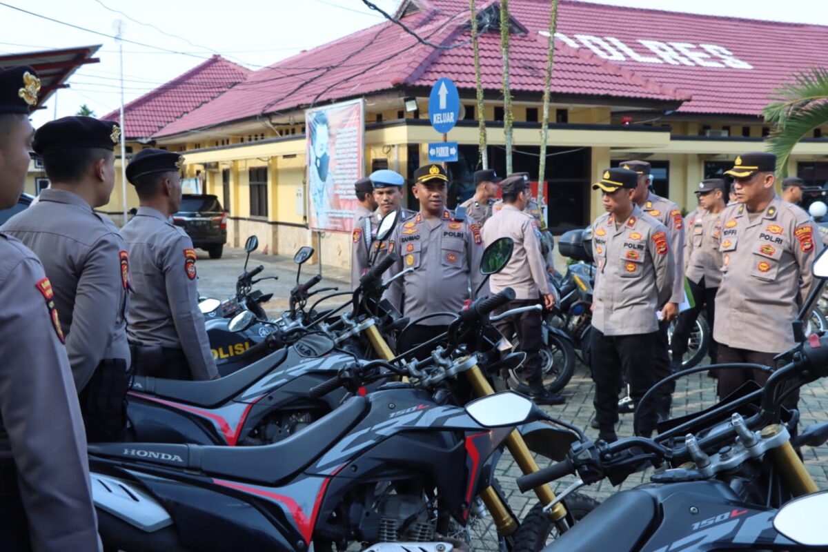 Kapolres Tanggamus AKBP Rahmad Sujatmiko saat memeriksa calon kendaraan yang akan digunakan oleh Tim Patroli Presisi Polres Tanggamus, Rabu 28 Mei 2025 | Herdi/Media Prioritastv.com.