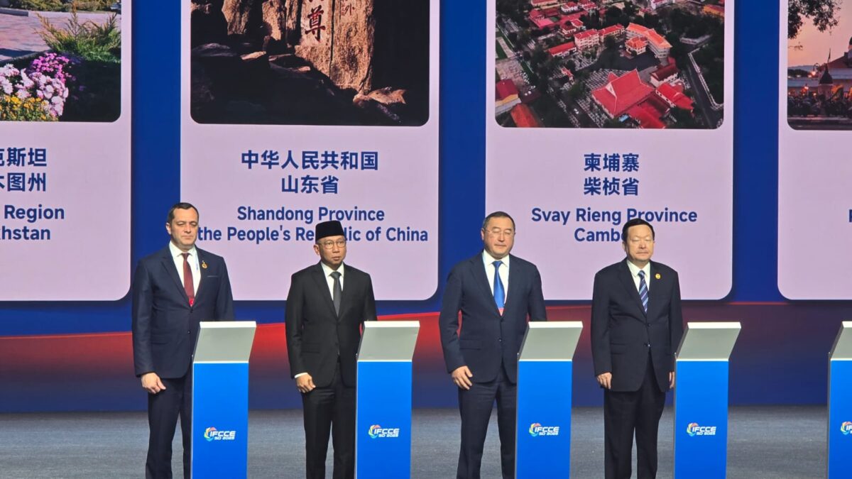 Gubernur Lampung (dua dari kiri) usai penandatanganan kerjasama dengan Provinsi Shandong, Tiongkok terkait pertanian. |