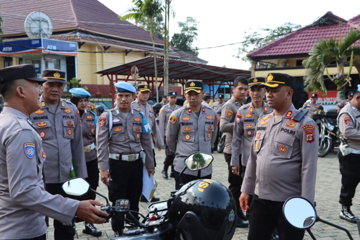 Kapolres Tanggamus AKBP Rahmad Sujatmiko saat melakukan pemeriksaan kendaraan dinas Bhabinkamtibmas di Lapangan Apel Polres setempat, Rabu 28 Mei 2025 | Herdi/Media Prioritastv.com.