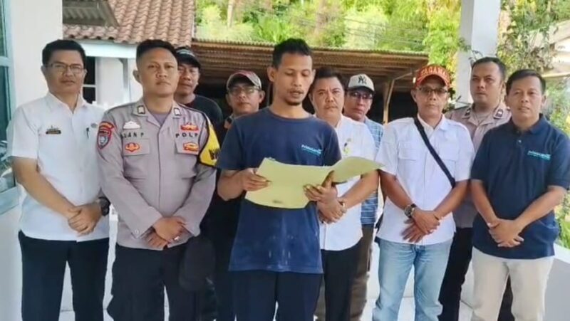 Muklis, seorang karyawan PT. Prima Larvae di Kecamatan Cukuh Balak, Tanggamus, yang berasal dari Desa Adi Jaya, Kecamatan Pekalongan, Lampung Timur saat menyampaikan permintaan maaf, Rabu 28 Mei 2025 | Dok. Humas Polres Tanggamus.