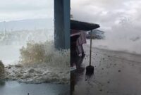 Kolase foto ombak yang menerkang TPI Higienis dan Dermaga 2 Kota Agung, Kamis 29 Mei 2025 | Dok. Tangkapan Layar Video.