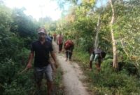 Masyarakat Dusun Dua Tirom Awi, Pekon Karang Brak, Pematang Sawa, Tanggamus saat melaksanakan gotong royong pembersihan jalan, Jumat 30 Mei 2025 | Sungatno/Media Prioritastv.com.
