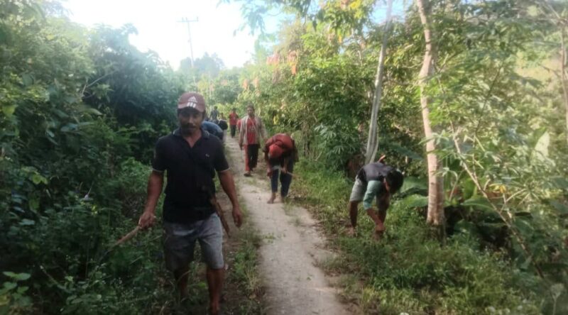 Masyarakat Dusun Dua Tirom Awi, Pekon Karang Brak, Pematang Sawa, Tanggamus saat melaksanakan gotong royong pembersihan jalan, Jumat 30 Mei 2025 | Sungatno/Media Prioritastv.com.