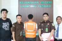 Penyerahan tersangka dan barang bukti dari penyidik ke Kejari dilakukan pada Senin, 27 Mei 2025, pukul 15.30 WIB | Dok. Kejari Lamteng.