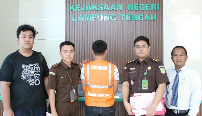 
					Penyerahan tersangka dan barang bukti dari penyidik ke Kejari dilakukan pada Senin, 27 Mei 2025, pukul 15.30 WIB | Dok. Kejari Lamteng.