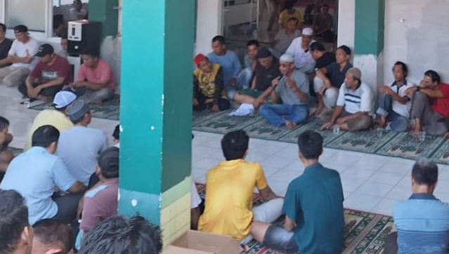 Pedagang pasar saat melaksanakan musyawarah di Masjid Al-Kausar terkait naiknya sewa di Pasar Kota Agung, Tanggamus, Sabtu 31 Mei 2025 | Herdi/Media Prioritastv.com.