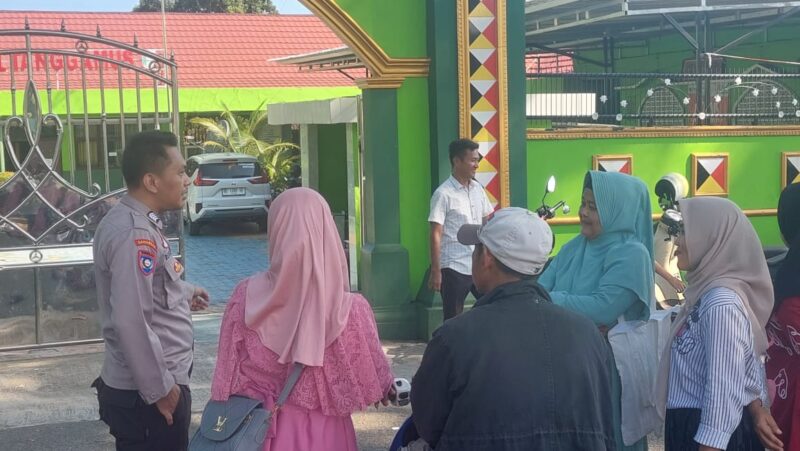 Anggota Polsek Kota Agung saat melaksanakan pengamanan di MTS Negeri 1 Tanggamus, Jumat 31 Mei 2025 | Herdi/Media Prioritastv.com.