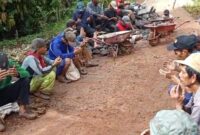 Doa bersama masyarakat di lokasi perbaikan jembatan Sangarus, Air Naningan, Tanggamus, Jumat 30 Mei 2025 | 