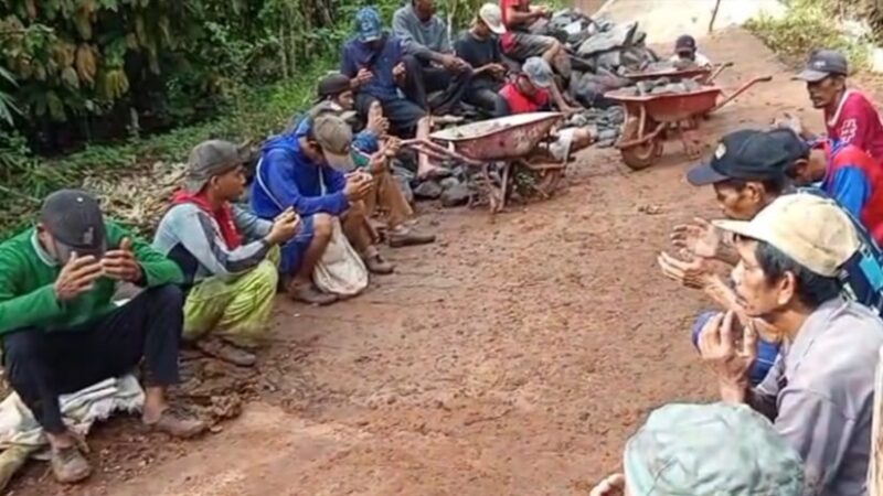 Doa bersama masyarakat di lokasi perbaikan jembatan Sangarus, Air Naningan, Tanggamus, Jumat 30 Mei 2025 |