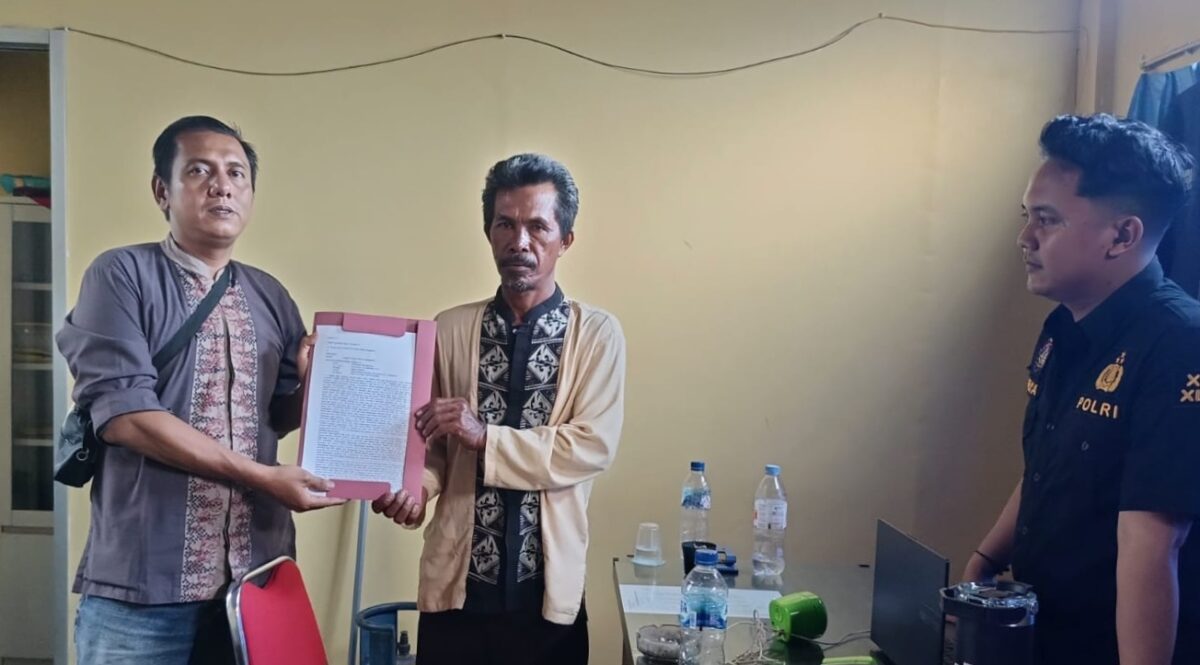 Supriono didampingi kuasa hukumnya saat melapor ke Polres Tanggamus, Jumat 30 Mei 2025 |