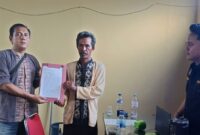 Supriono didampingi kuasa hukumnya saat melapor ke Polres Tanggamus, Jumat 30 Mei 2025 |
