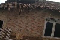 Kondisi rumah Larto yang rusak parah akibat angin kencang di Candi Retno, Pagelaran Pringsewu. Atap dan dindingnya hampir roboh, Selasa 13 Mei 2025 | Davit/Media Prioritastv.com.