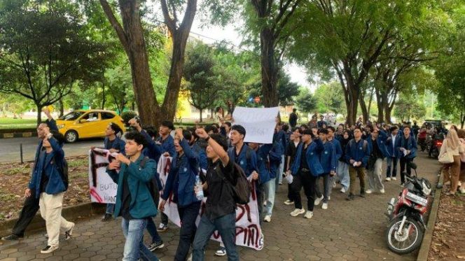 
 Sejumlah mahasiswa gelar demo di pelataran Gedung Dekanat Fakultas Ekonomi dan Bisnis (FEB) Universitas Lampung (Unila), Rabu (28/5/2025). 