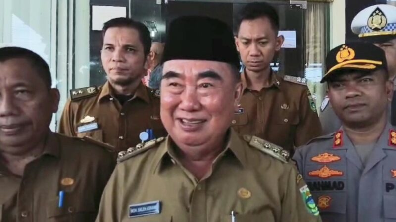 Bupati Tanggamus Moh Saleh Asnawi saat memberikan keterangan pers usai meninjau pelayanan pemutihan pajak di Samsat Kota Agung, Senin 5 Mei 2025 | Herdi/Media Prioritastv.com.