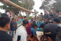 Proses evakuasi nelayan yang tenggelam di Labuhan Agung, Pekon Marang, Kecamatan Pesisir Selatan setelah ditemukan, Rabu 7 April 2025 | Dok. Ist.