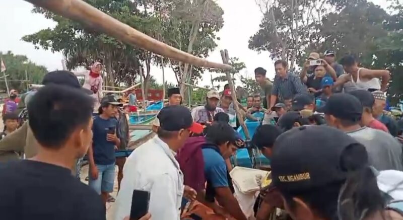 Proses evakuasi nelayan yang tenggelam di Labuhan Agung, Pekon Marang, Kecamatan Pesisir Selatan setelah ditemukan, Rabu 7 April 2025 | Dok. Ist.