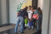 Tersangka Jambret HP, Marhusin tak berkutik saat petugas memborgolnya saat keluar pintu Lapas Way Gelang | Dok. Humas Polres Tanggamus.