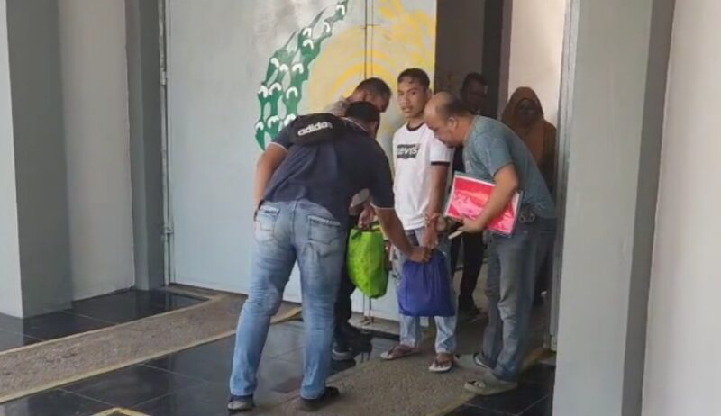 Tersangka Jambret HP, Marhusin tak berkutik saat petugas memborgolnya saat keluar pintu Lapas Way Gelang | Dok. Humas Polres Tanggamus.