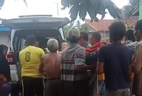 Korban serangan buaya di Pekon Sri Purnomo, Semaka, Tanggamus saat dievakuasi ke mobil ambulance, Selasa 13 Mei 2025 | Dok. Ist.