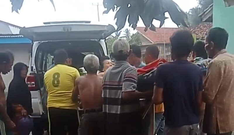 Korban serangan buaya di Pekon Sri Purnomo, Semaka, Tanggamus saat dievakuasi ke mobil ambulance, Selasa 13 Mei 2025 | Dok. Ist.