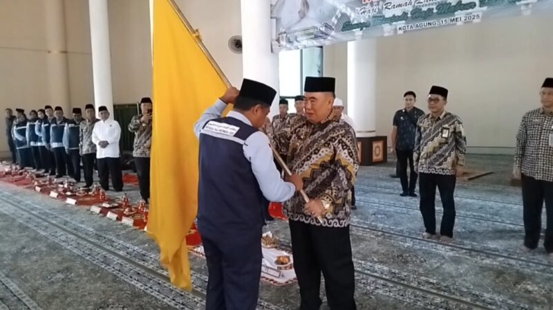 Bupati Tanggamus Moh. Saleh Asnawi secara simbolis melepas calon haji di Masjid Nurul Faidzin Islamic Center Kota Agung, Kamis 15 Mei 2025 | Herdi/Media Prioritastv.com.