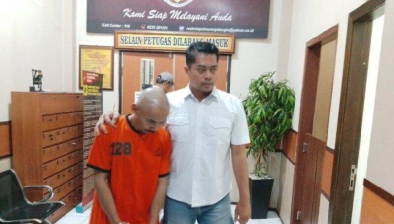 Jaya Rahmat (50), Kakek penyebar video mesum bersama mantan istrinya saat digelandang polisi.