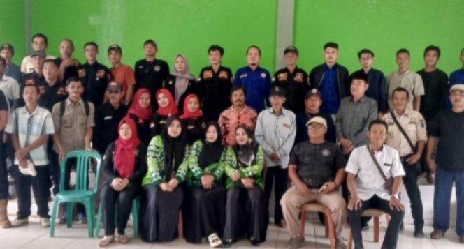 Foto bersama tokoh masyarakat, pemuda, dan perwakilan organisasi kepemudaan Kecamatan Pagelaran Utara usai rapat persiapan aksi damai menuntut pemerataan pembangunan jalan, Kamis (22/5/2025).