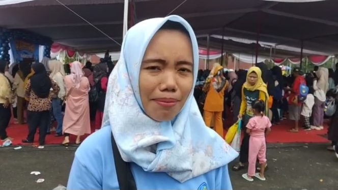 
 Rofika Duri, guru honorer di PAUD Darma Wanita Kota Agung saat menyampaikan apresiasi atas rencana insentif Bupati Tanggamus di Halaman Islamic Center, Senin 26 Mei 2025 | Herdi/Media Prioritastv.com.